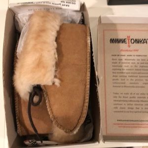 NIB Minnetonka Sheepskin Moccasins—Size 6 infant